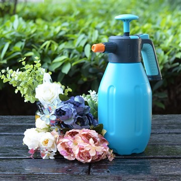 Поддържам градината си хидратирана: Един ден с моята надеждна лейка